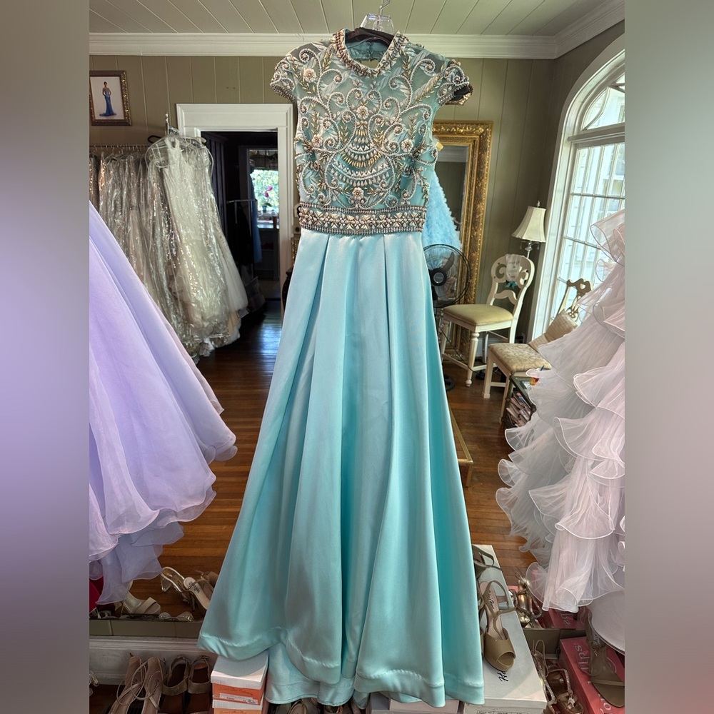 Mac Duggal Size 2 Ice Blue Halter Neck W/ Cap Sleeves Dress